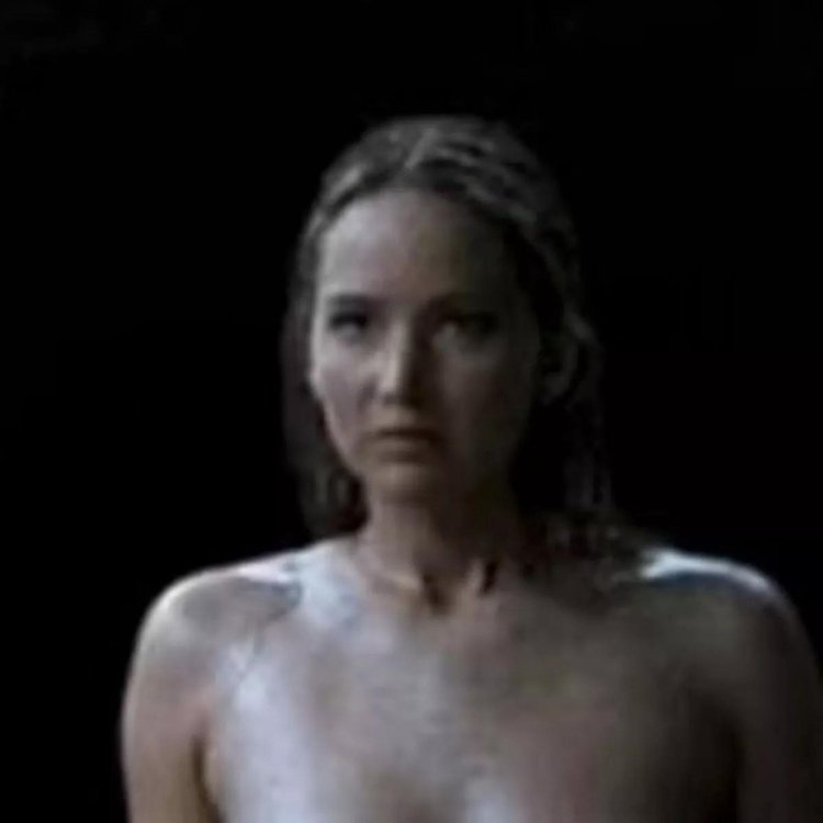 Jennifer Lawrence shakes with boobs