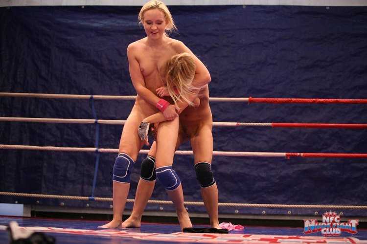 Fight of naked women