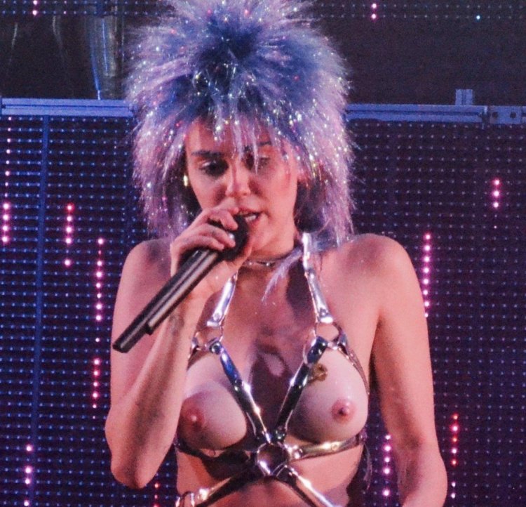 Miley Cyrus exposed breasts