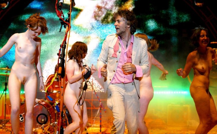 Stars undress on stage