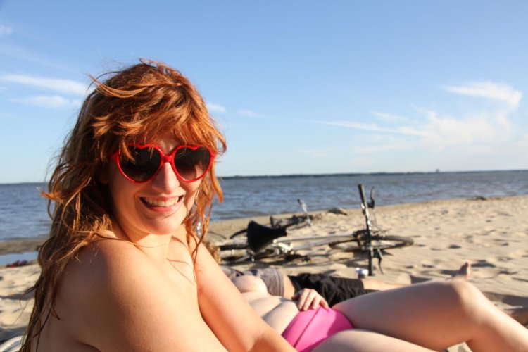 Red -haired woman with sun glasses