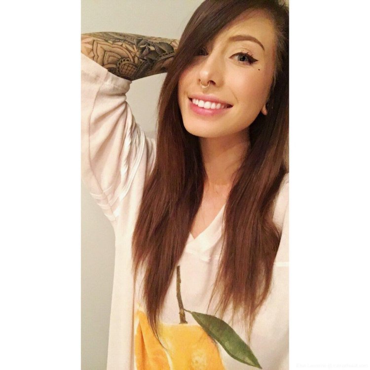 Elise laurenne selfie