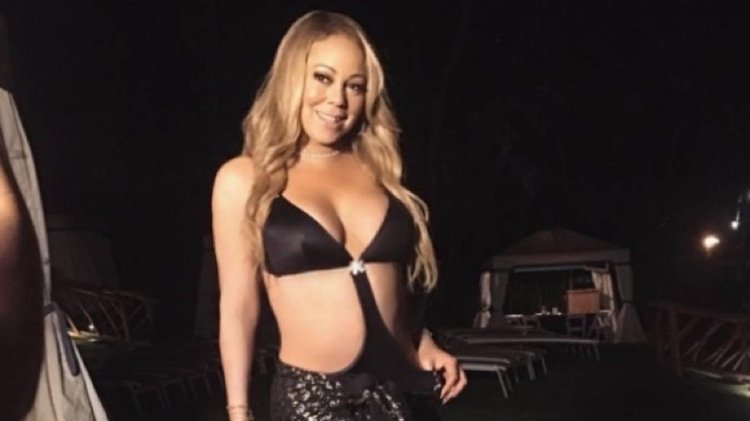 Mayrai Kary in stockings