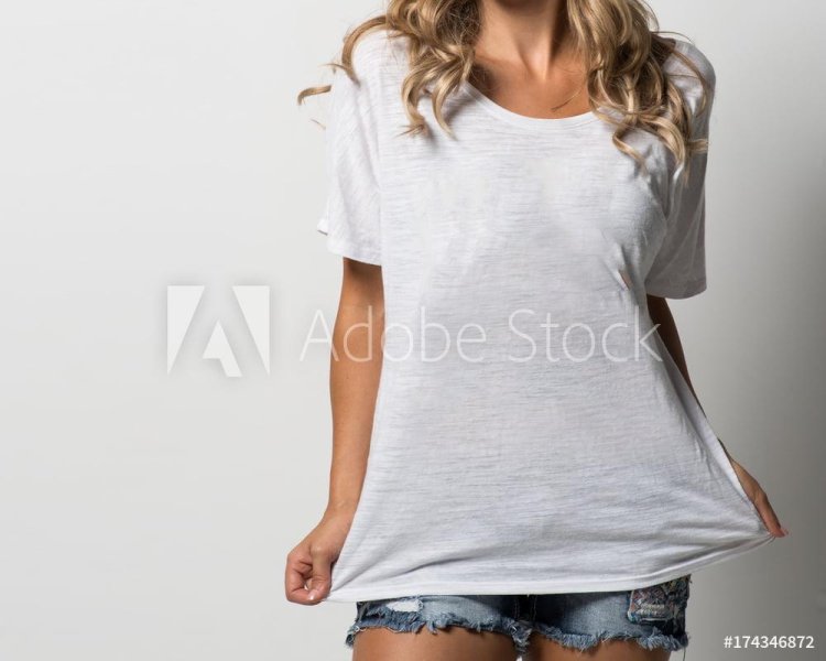 A mumbled T -shirt on girl