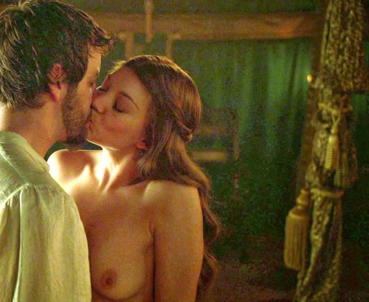 Naked Natalie Dormer in the series Tudora