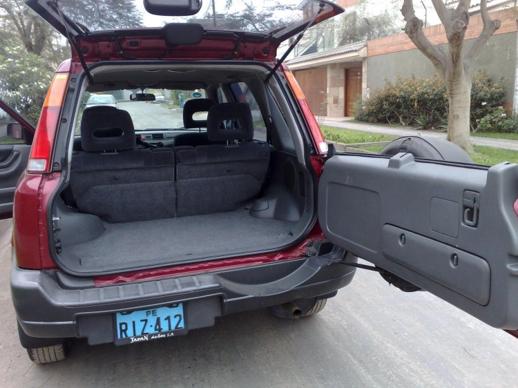 Honda CR-V 2000 trunk