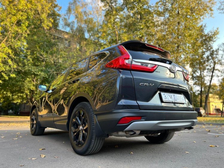 Lexus px 450h behind