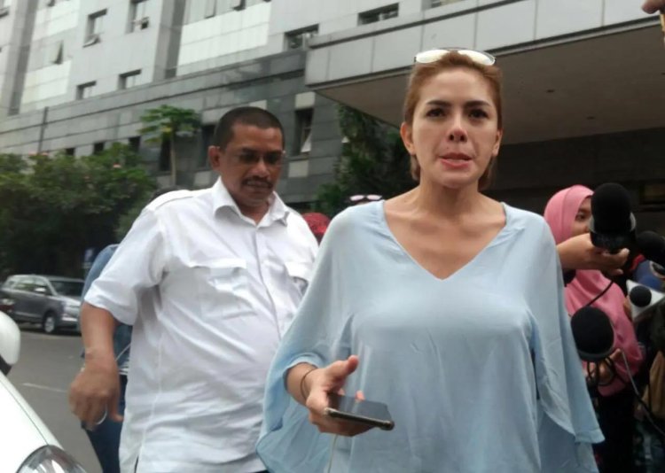 Nikita Mirzani pentil