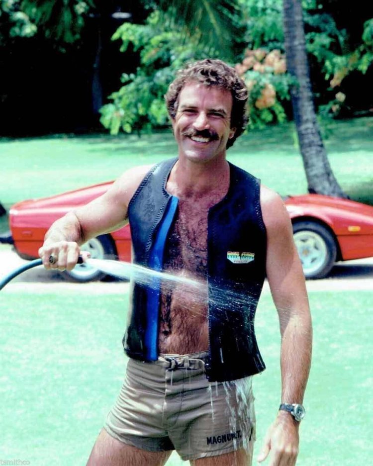 Tom Sellek in shorts