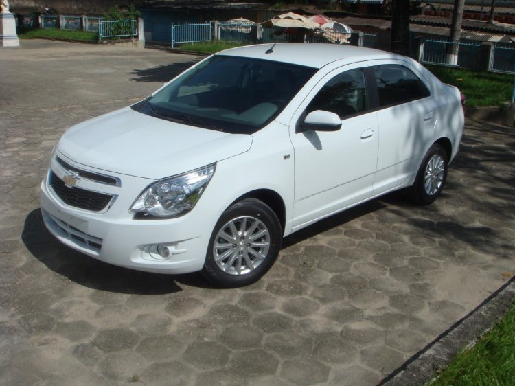 White Chevrolet Cobalt 4
