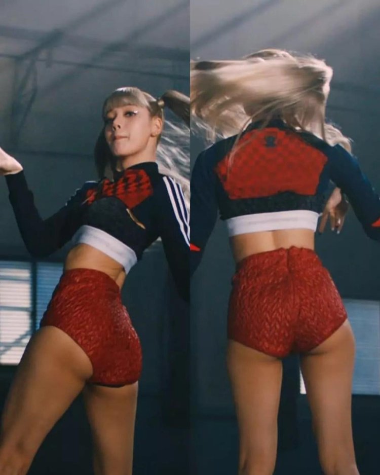 Naked Fox from Blackpink