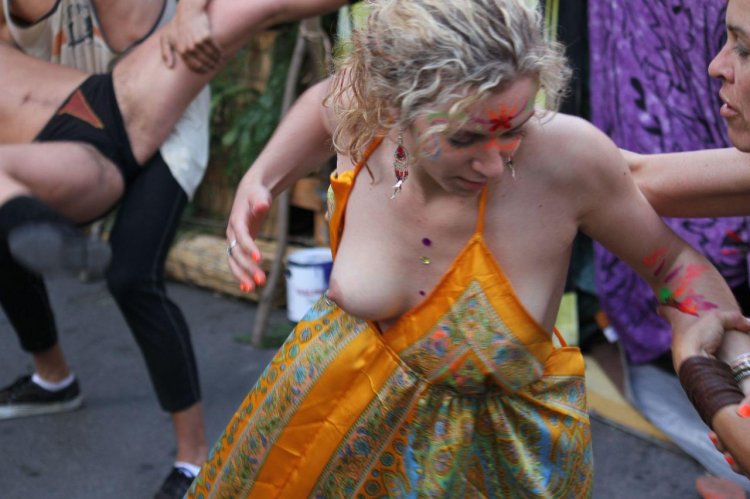 House 2 Nipp Slip Naked Tits