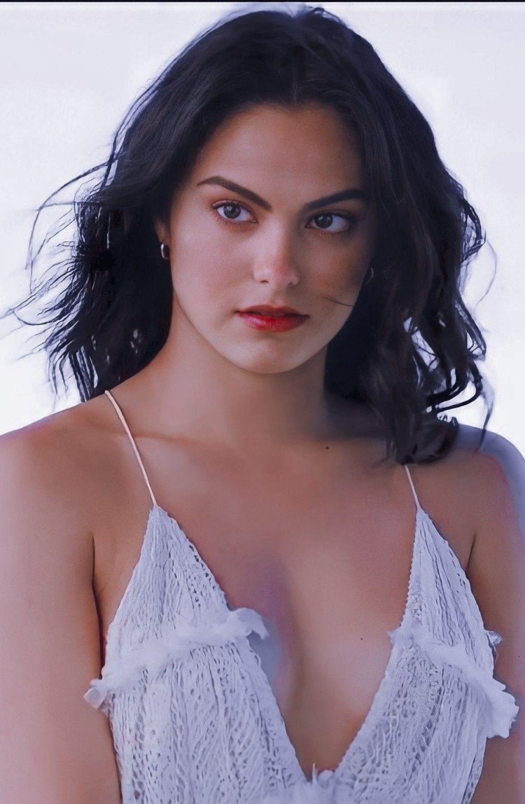 Camilla Mendes