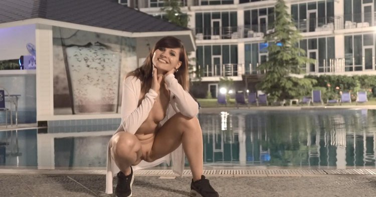 Exhibitionist Jane Smith