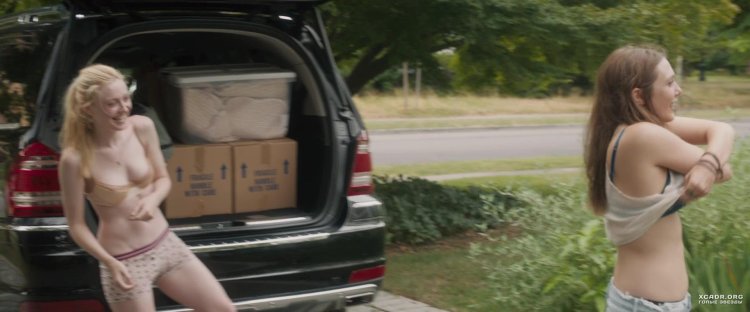 Dakota Fanning 2009 Naked