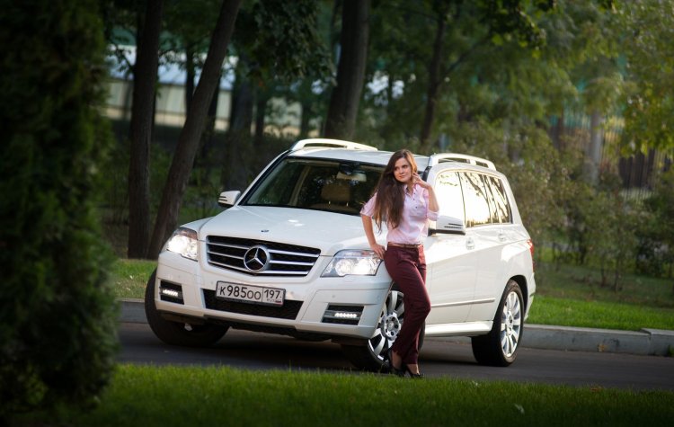 Mercedes GLK with a girl