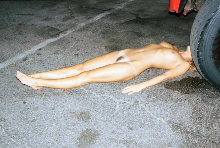 Mertvaya obnazhennaya devushka