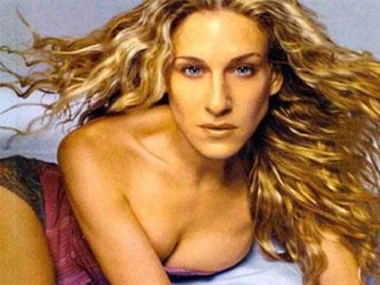 Sarah Jessica Parker chest