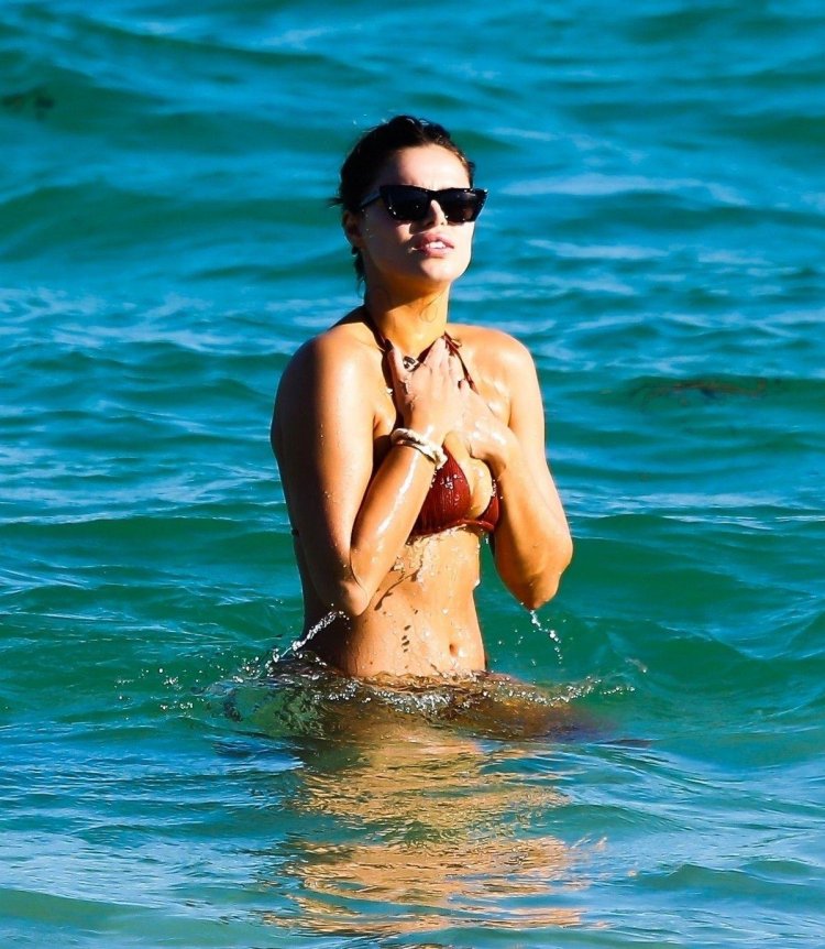 Naked model Brooks Nader