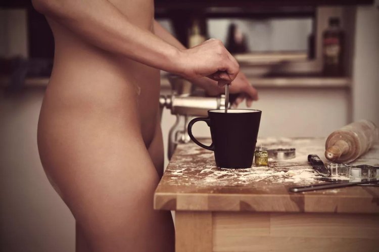 Video Naked wife eats