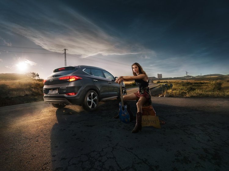 Hyundai Tussan and Girl