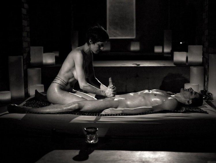 Erotic massage to art man