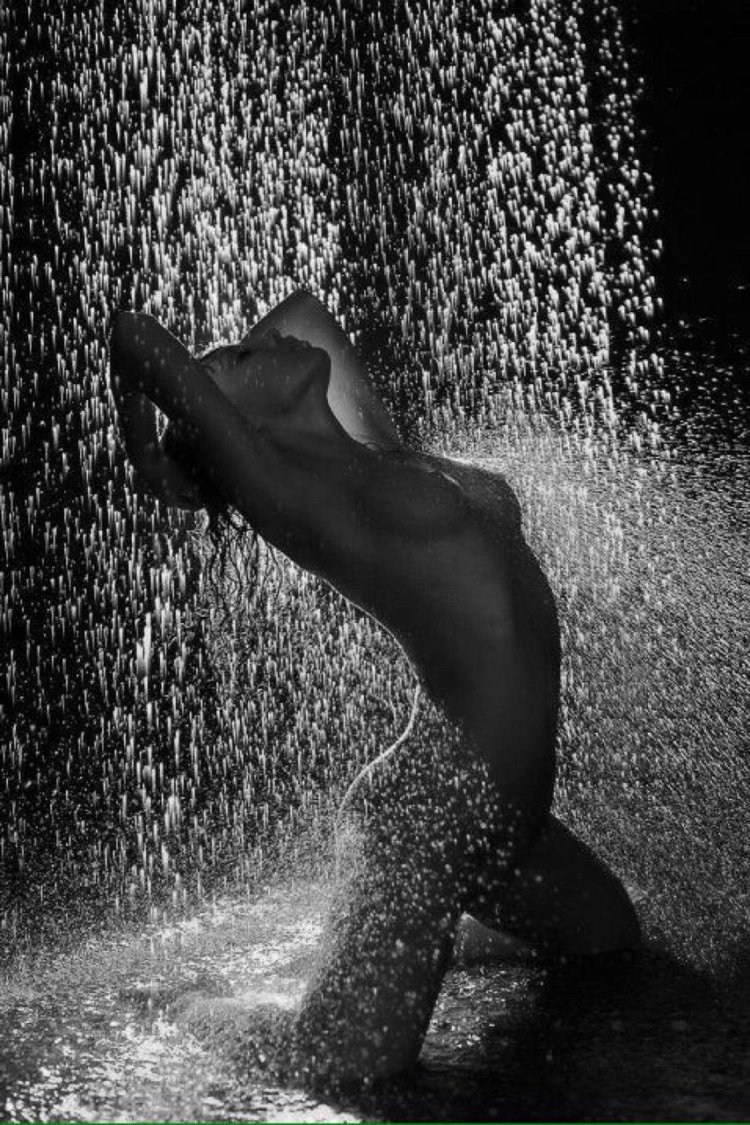 Red -haired with bare breasts in the rain