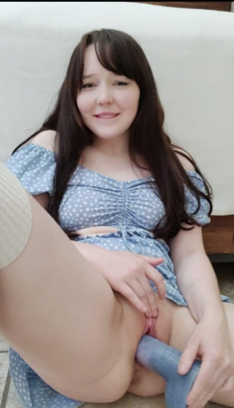 REALMIRA XO spread pussy