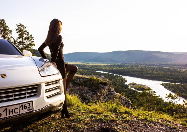 Porsche Kayen 955 and girl