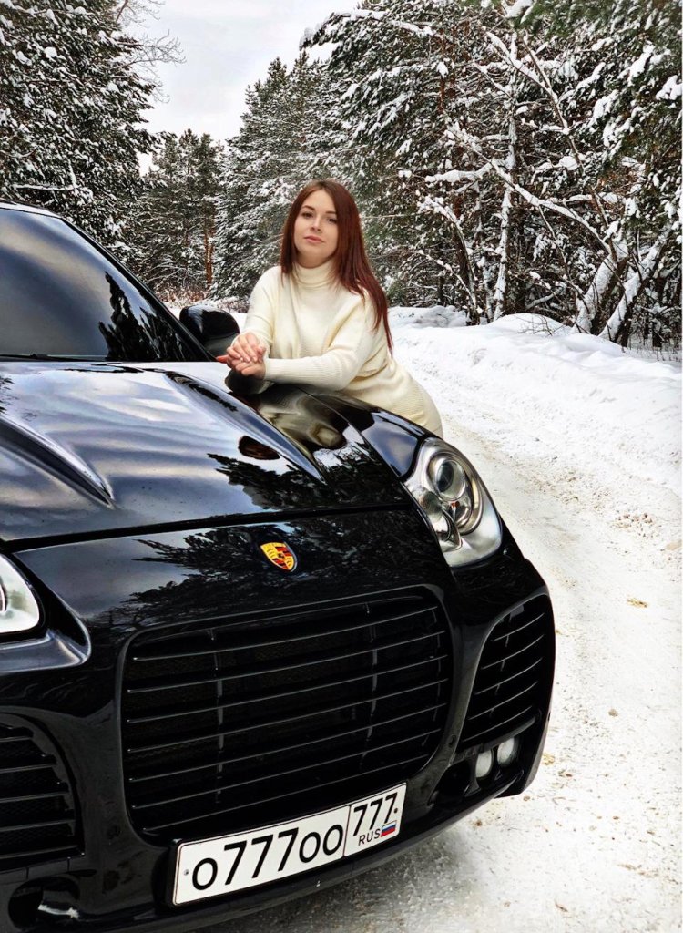 Girl at the wheel of kayyen