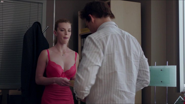 Betty Gilpin hot