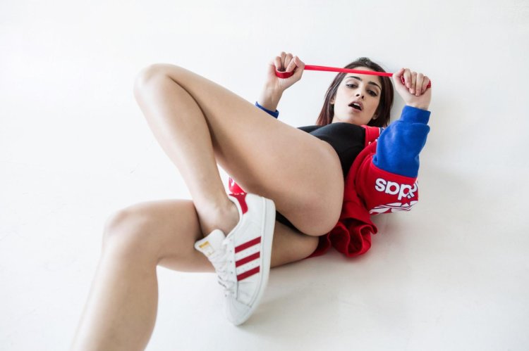 Girls in sneakers Ero