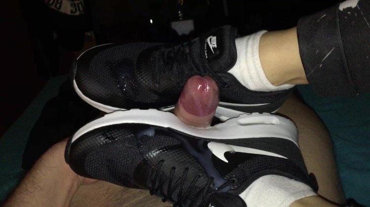 Cumshot in the Footjob Sneakers