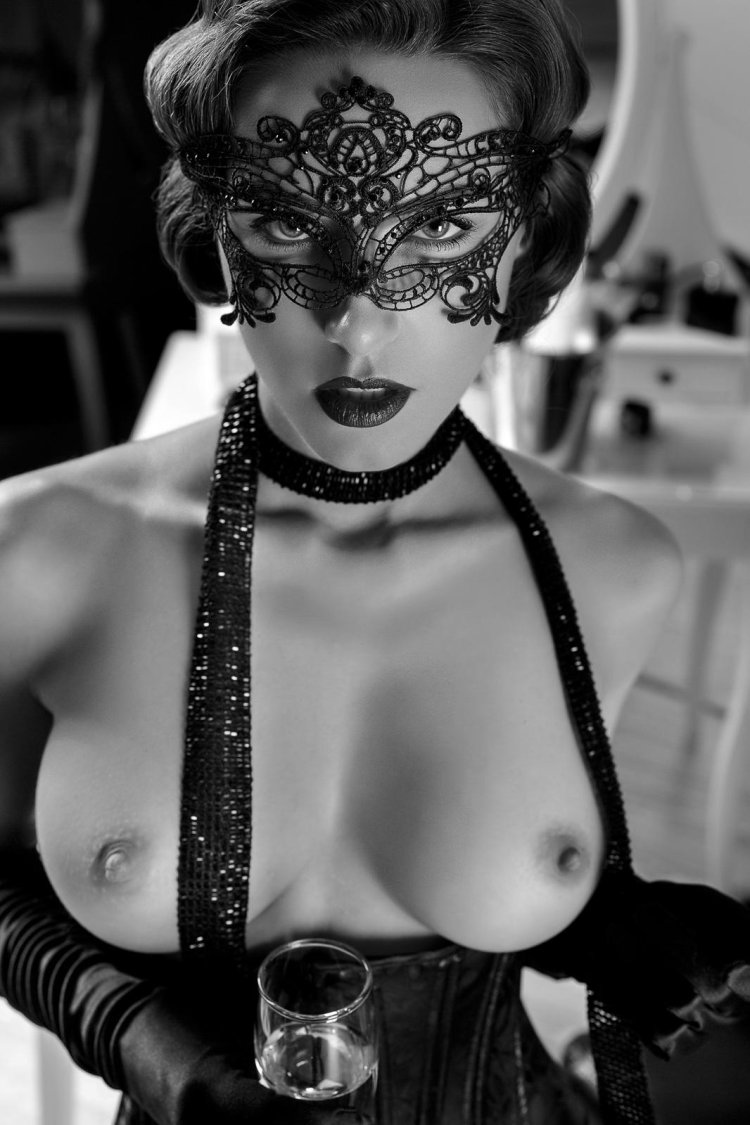 Photo shoot naked in a mask