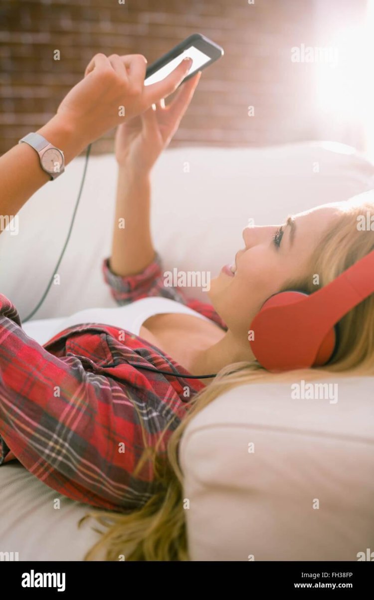 Blonde listens music