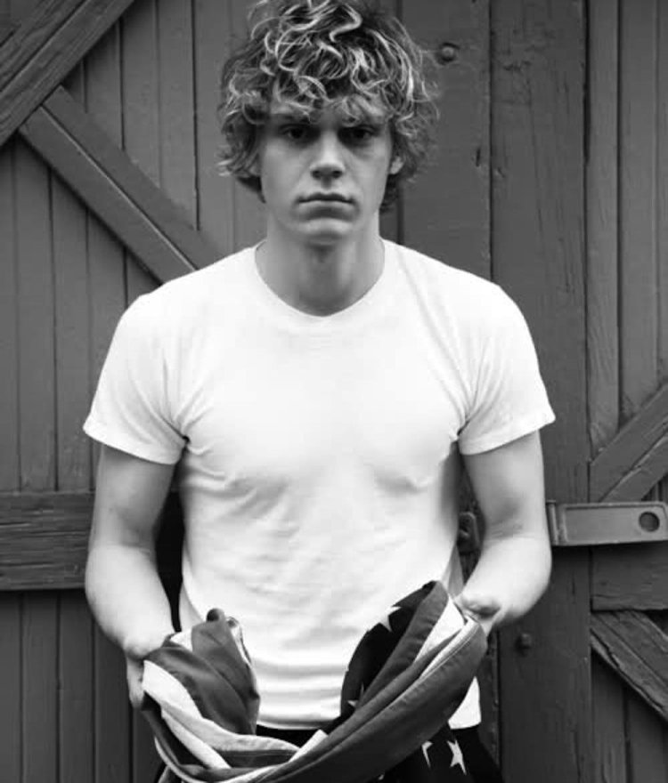 Evan Peters