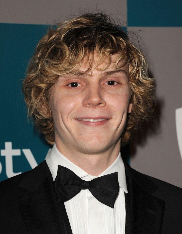 Golden Globe 2023 Evan Peters