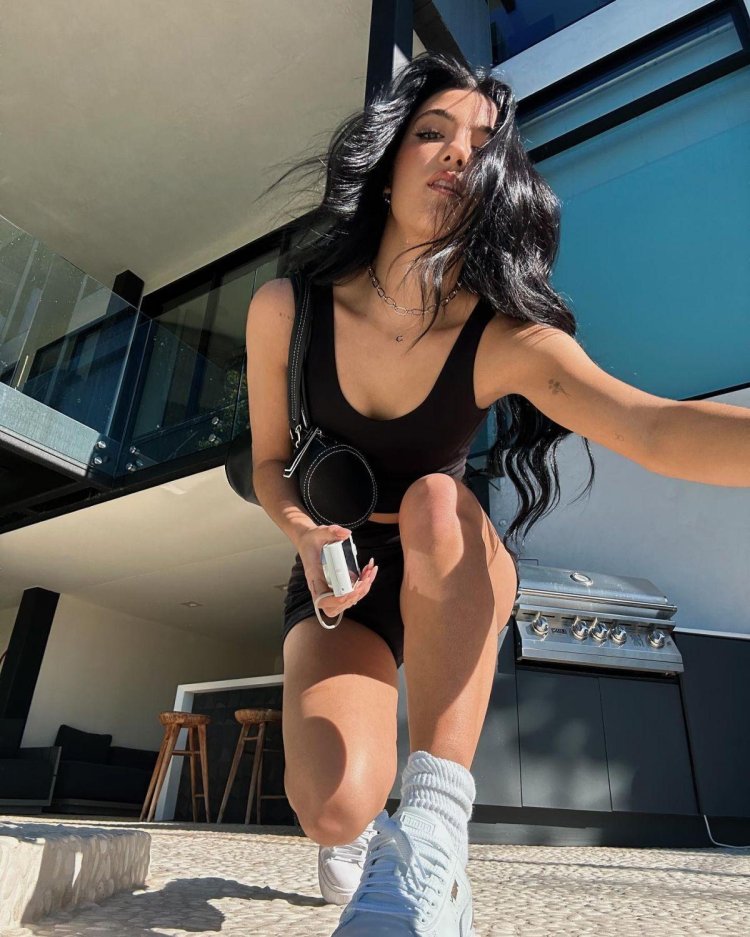 Charlie Damelio legs