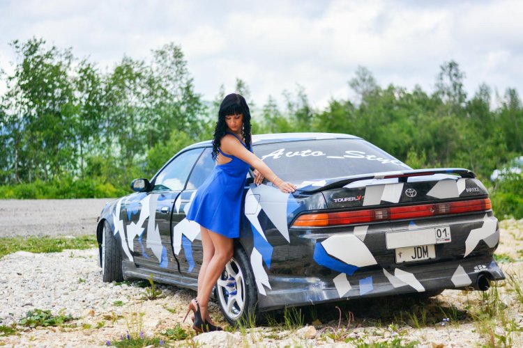 Toyota Mark 2 90 and Girls