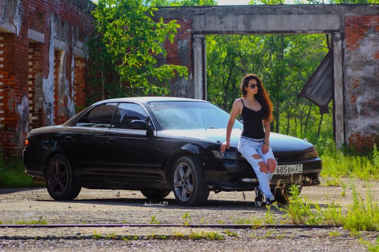 Toyota Mark 2 rides along the road