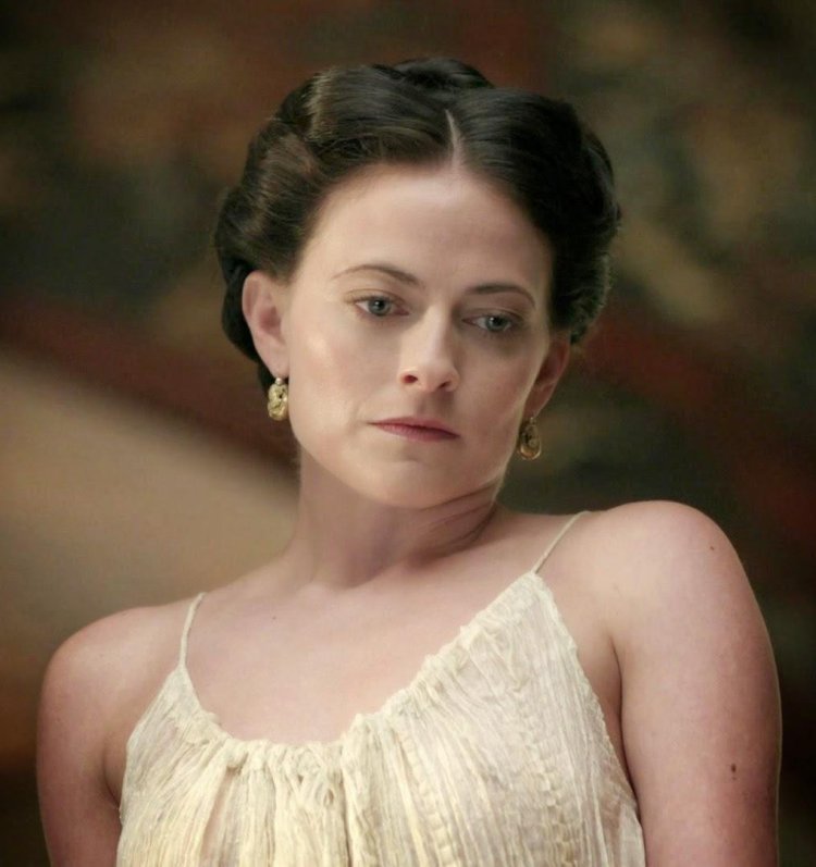Lara Pulver