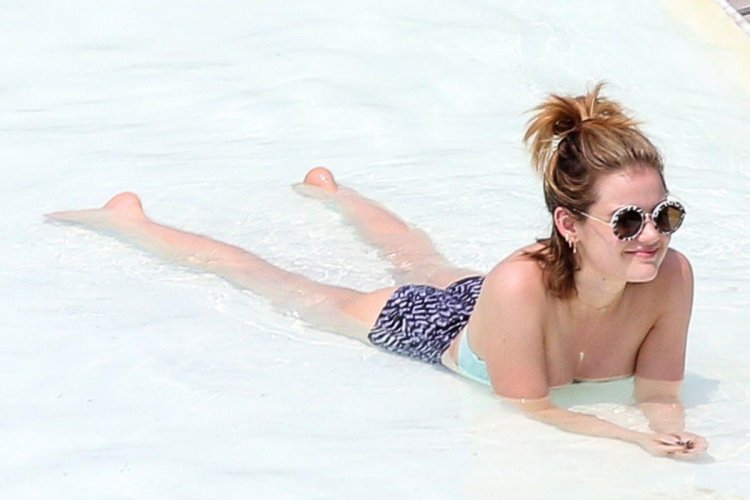 Lucy Hale hot
