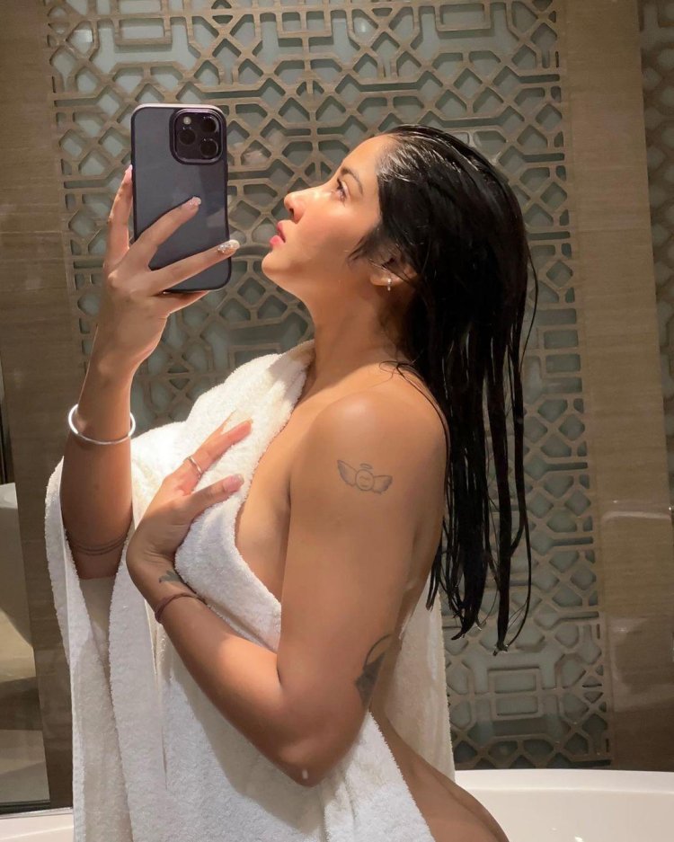 Model Sofia Ansari Naked