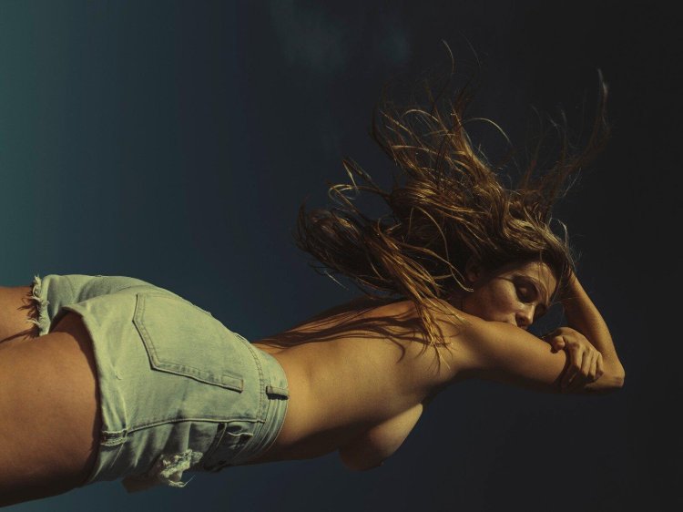 Dancing women Toples