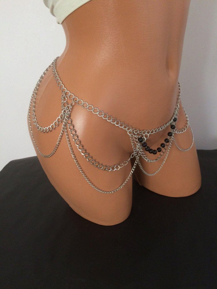 Chain on the stomach