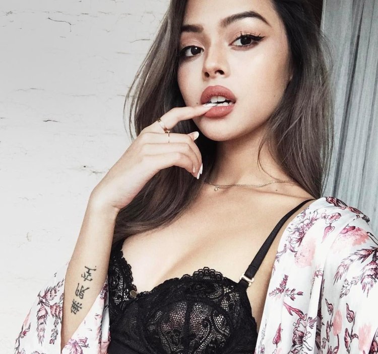 Model Lily Maymac