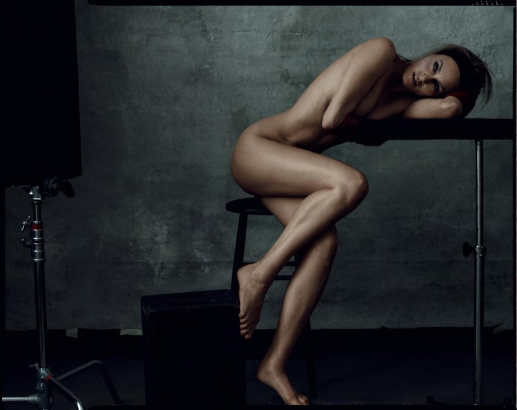 Amber Valletta Photo Show Nude