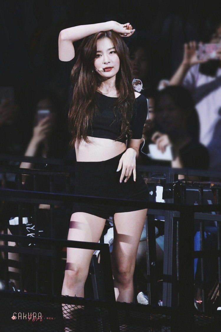 Kan Sylgi sits on a chair