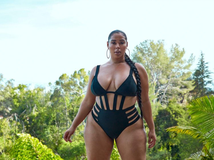 Alicia Castro plus Suez in Kumini