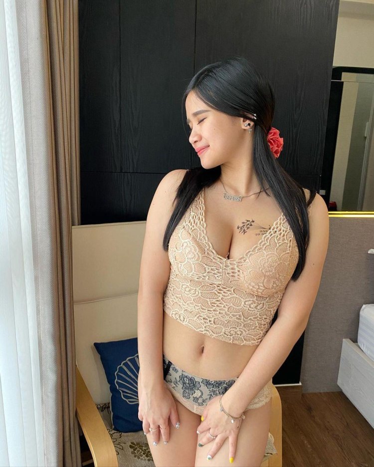 Vania Gemash telanjang